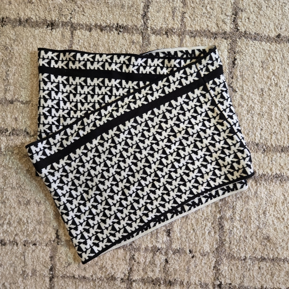 Michael  Michael Kors Scraf,MK Logo All over Acrylic Knit, Winter, Cozy, Warm